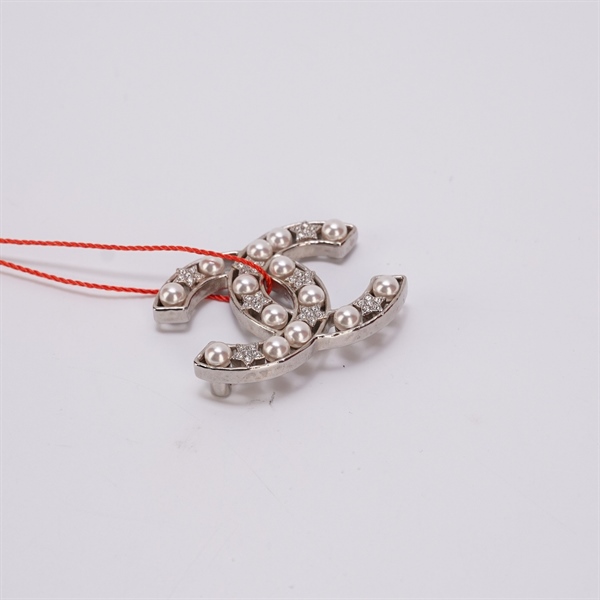 Cài áo Chanel đính hạt ngọc +