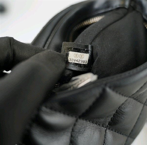 Túi Chanel đen đeo chéo hình vuông+