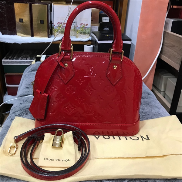 Túi Alma đỏ bóng dust vàng kèm ổ chìa +