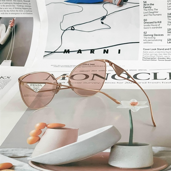 Kính mắt mèo Prada KG+