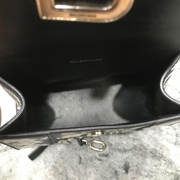 Túi Balenciaga Hourglass đen chữ trắng +