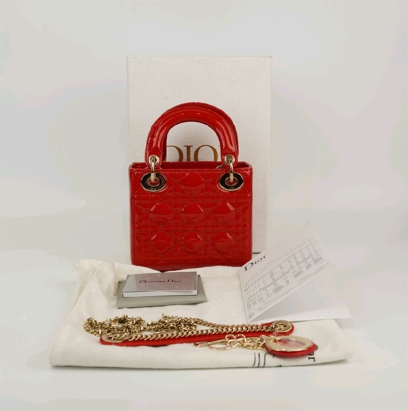 Túi Dior Lady đỏ bóng có charm KG+