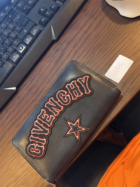 Ví GIVENCHY đen thêu chữ TB+