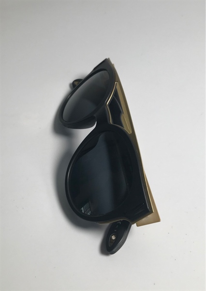 Kính Givenchy đen gọng vàng có chữ KG+