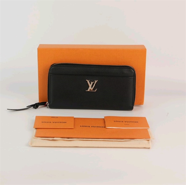 Ví LV đen chữ trắng KG+