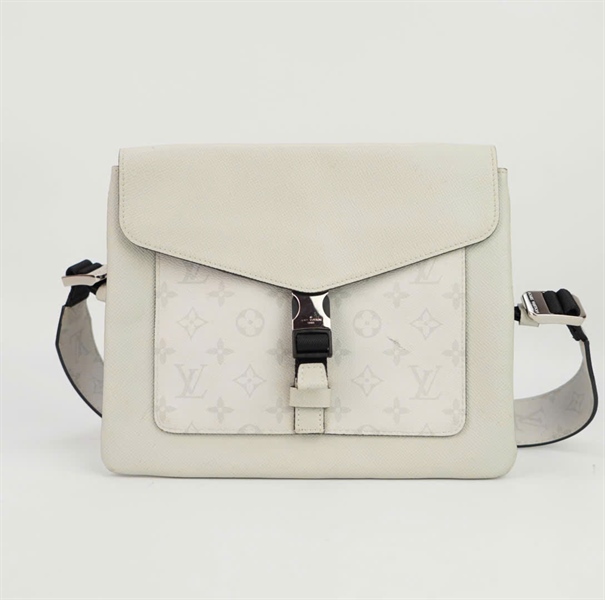 Túi LV đeo chéo hoa trắng size 22 ++