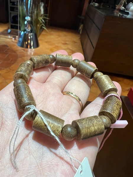 Vòng trầm hạt vuông xu nhỏ KG+