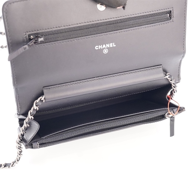 Túi Chanel ô vuông đen gắn charm hoa size 18cm KG+