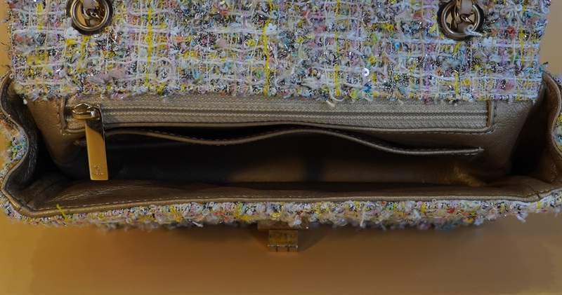 Túi Chanel Classic bạc đính charm KG+