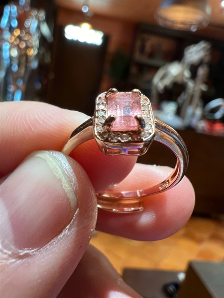 Nhẫn phong thuỷ mặt đá hồng +