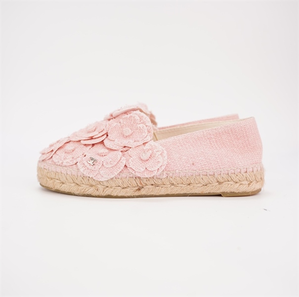 Giày Chanel hoa màu hồng nhạt KG+