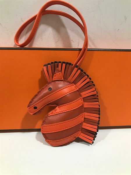 Charm Hermes Đầu Ngựa Màu Cam+
