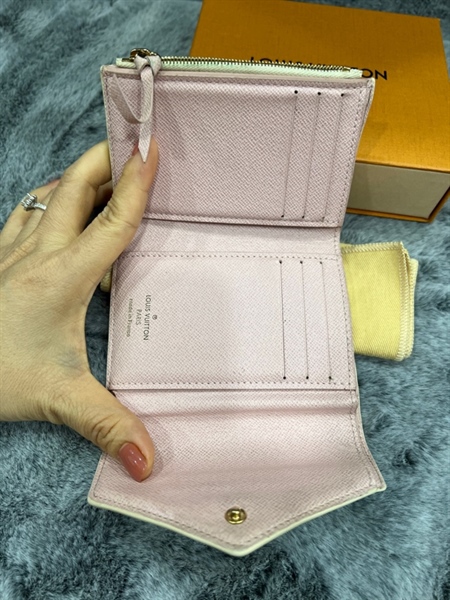 Ví LV ô vuông kem nút hồng+