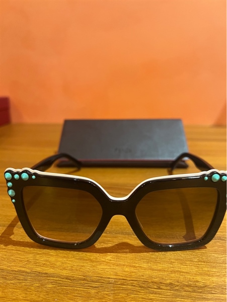 Kính râm Fendi đen đính đá xanh