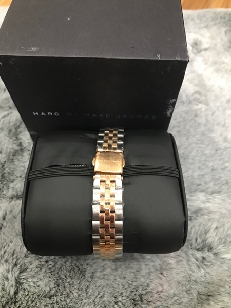 Đồng hồ Marc Jacob vuông lớn+