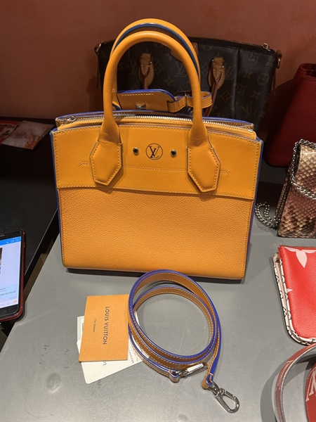 Túi LV màu vàng kèm ổ khoá size 25 +