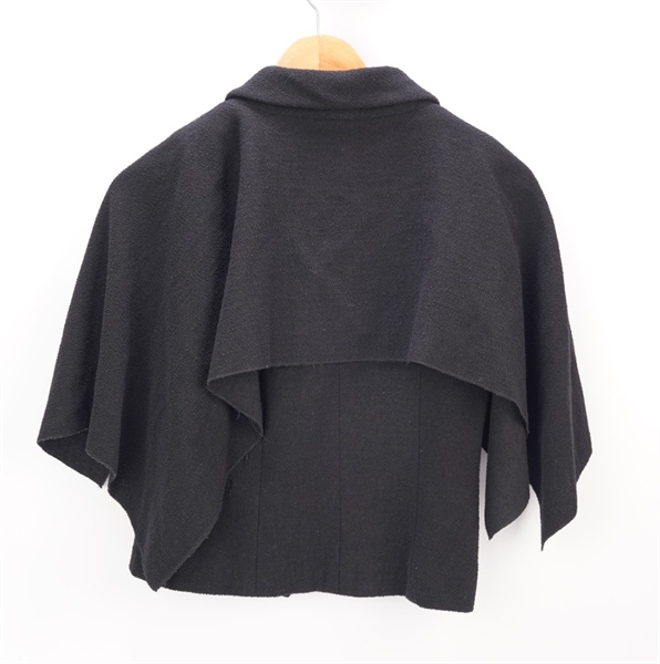 Áo khoác Chanel gắn nút KG+