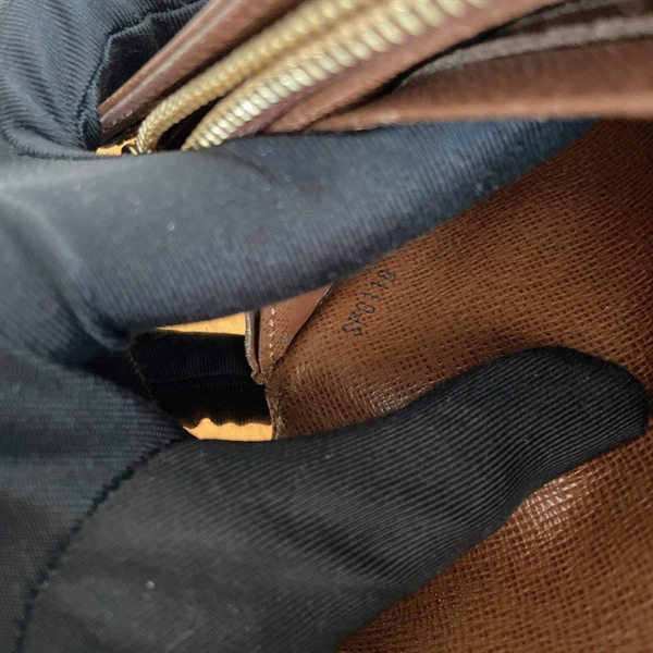 Ví LV LoGo Chữ Vàng+