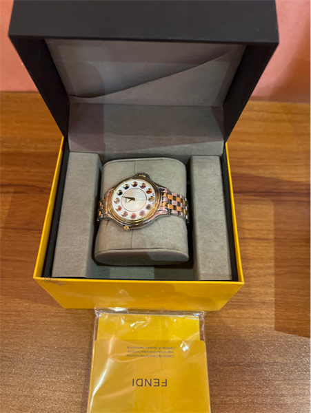 Đồng hồ Fendi số đính đá màu KG+