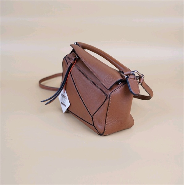 Túi đeo chéo Loewe màu nâu+