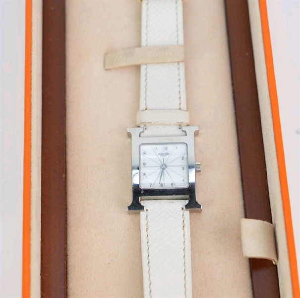 Đồng hồ Hermes mặt xuông dây da trắng KG+