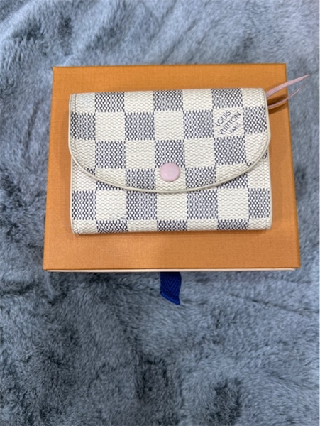 Ví LV ô vuông kem nút hồng +