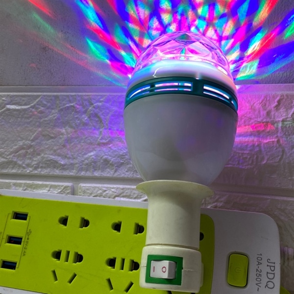 Bóng đèn led vũ trường 7 màu xoay tư động