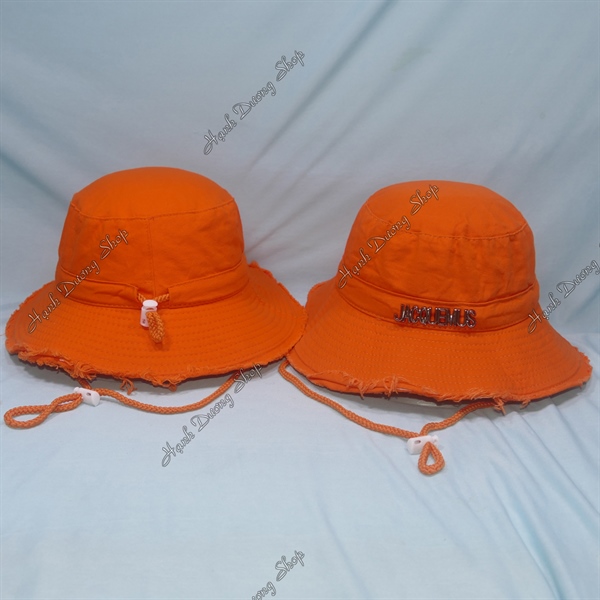 Nón tai bèo vành rộng 7cm hàng Việt nam gắn mặt sặt Jacquemus, mũ bucket tua rua Jacque phía trong có dây quai và trên có dây rút giảm size đầu