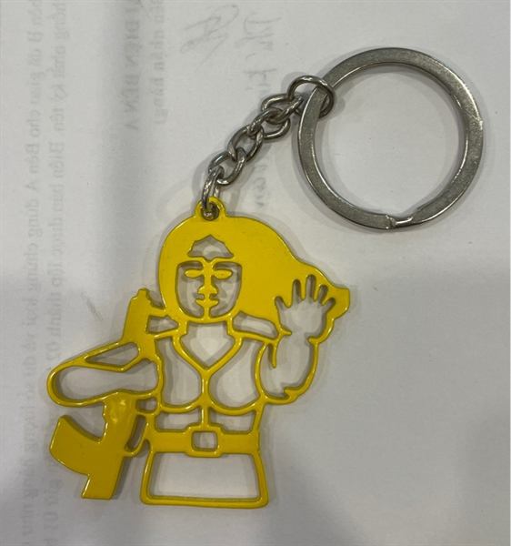 MA key holder cô gái cầm súng vàng