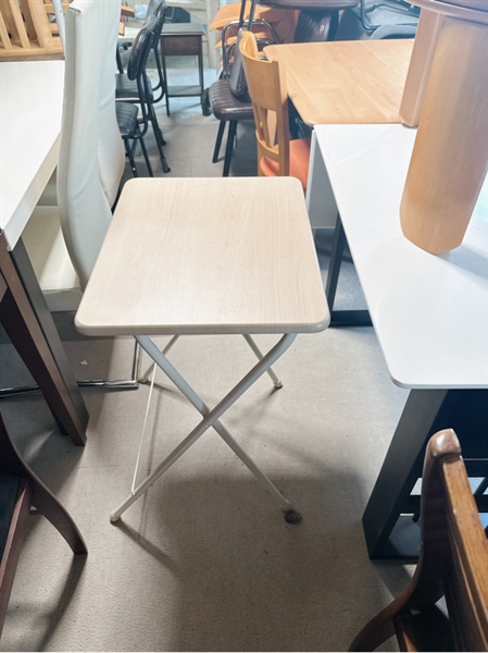 Bàn gấp cao vàng nhạt