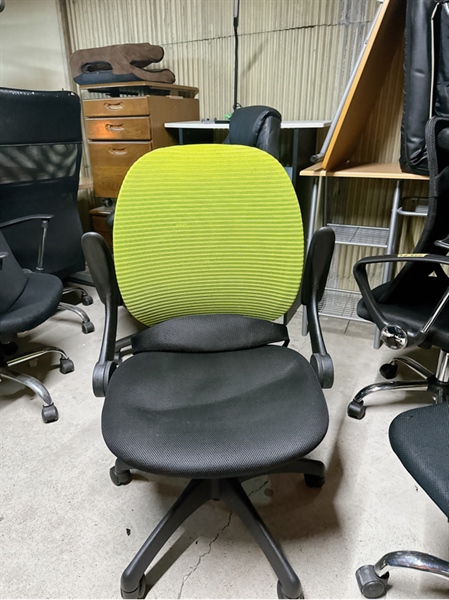 Ghế xoay xanh đen