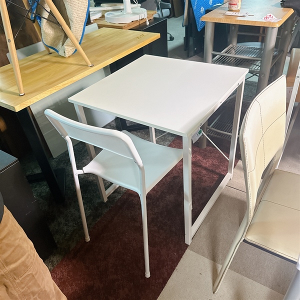 Bàn học trắng vuông