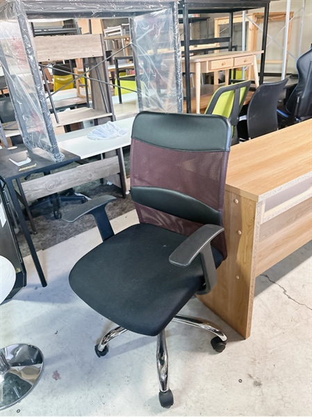 Ghế xoay có vịn lót nỉ tựa lưới da tím