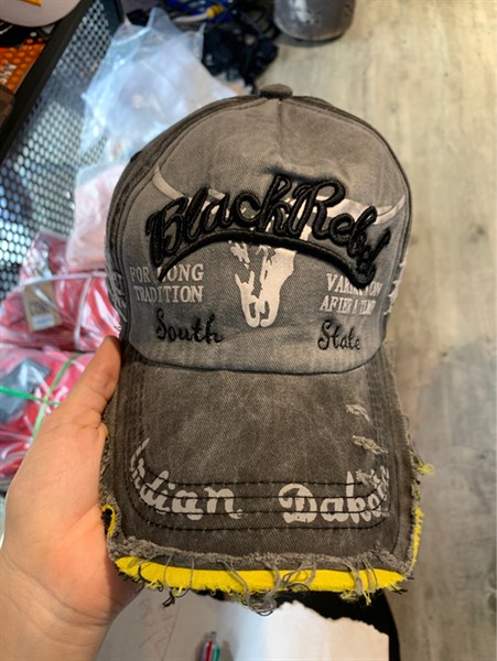 Nón QC68- Xám rách thêu logo BLACK