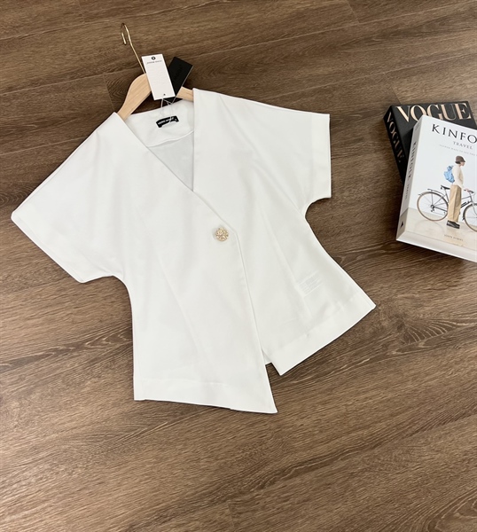 Sơ mi Vero cộc tay màu trắng lệch gấu