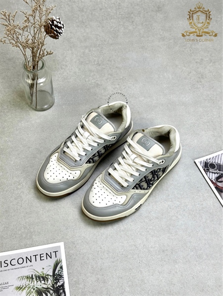 Sneaker Dior ghi pha vải chữ used