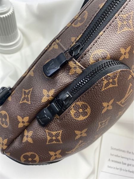 Túi bao tử LV Sling mono nâu