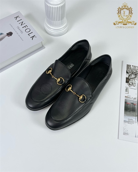 Loafer Gucci đen trơn xích vàng