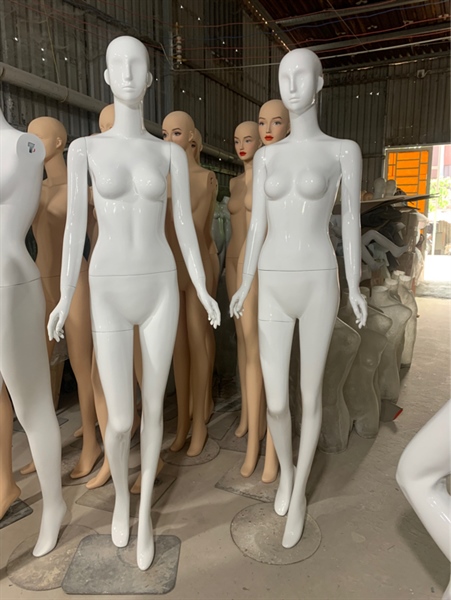 Mẫu nữ bước lùi