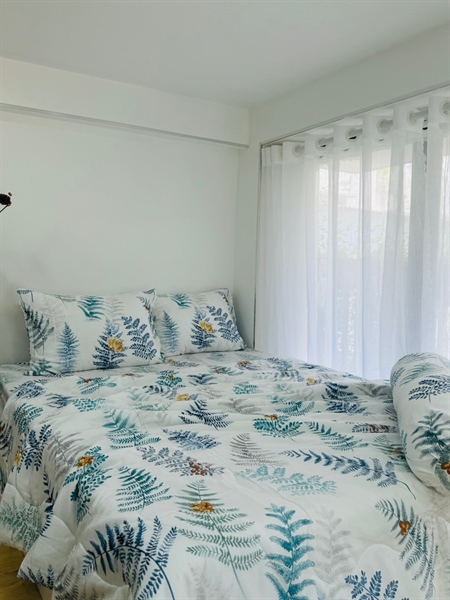 Bộ drap gối 4 món Tencel 50s họa tiết lá dương sỉ xanh dương nền trắng
