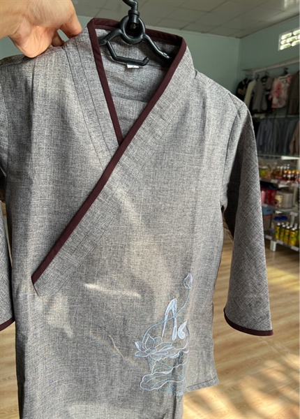 Áo hoa sen thêu chữ An