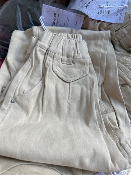 Quần kaki kem