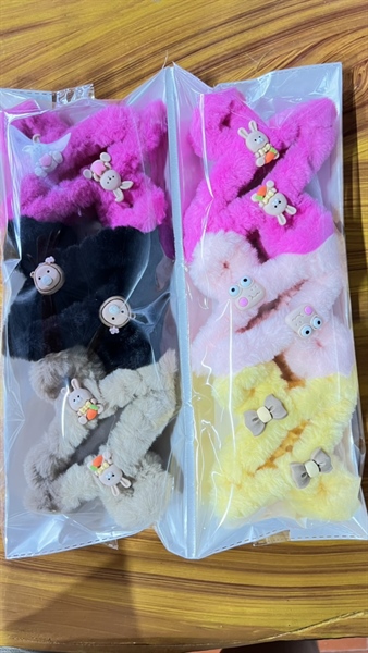 Kẹp càng cua lông gắn Charm