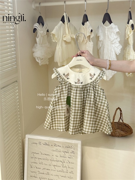 Váy caro thêu thỏ