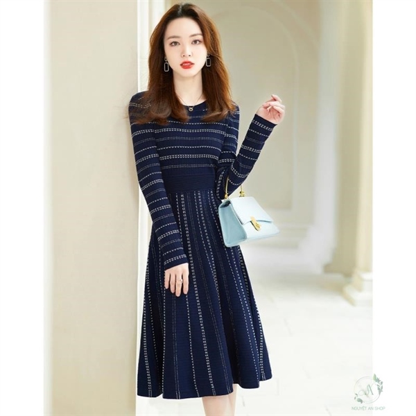 Váy len xòe cổ tròn