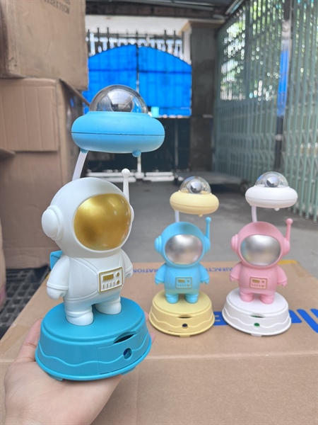 Đèn USB phi hành gia kèm gọt chì