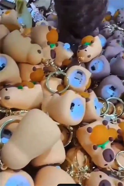 Móc khoá Capy phát sáng