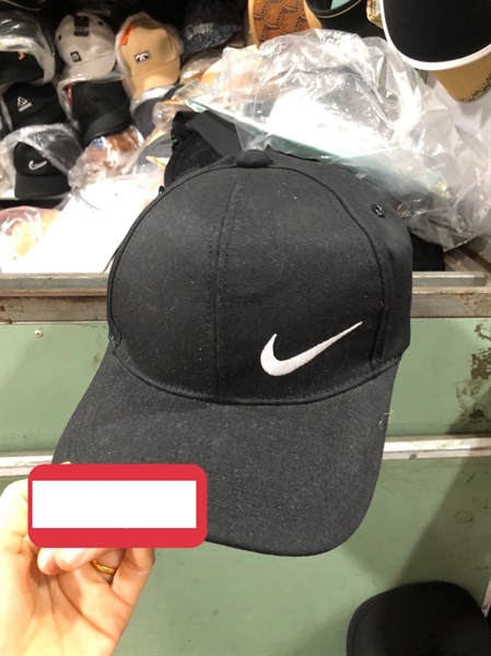 Mũ lưỡi trai vải trơn đen