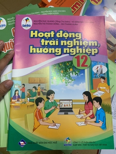 Hoạt động trải nghiệm hướng nghiệp 12 Cánh diều