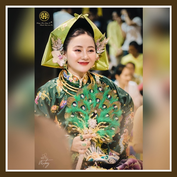 Quạt hầu lông công điểm lông vũ